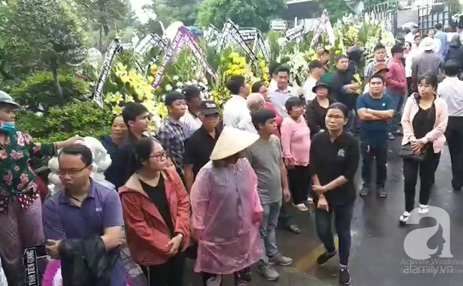Hàng trăm người đội mưa đưa tiễn các nạn nhân chết trong xe Mercedes dưới kênh ở Tiền Giang về nơi hỏa táng - Ảnh 5.