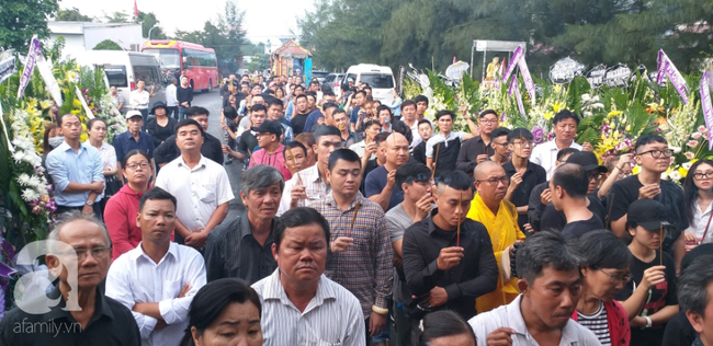 Hàng trăm người đội mưa đưa tiễn các nạn nhân chết trong xe Mercedes dưới kênh ở Tiền Giang về nơi hỏa táng - Ảnh 8.