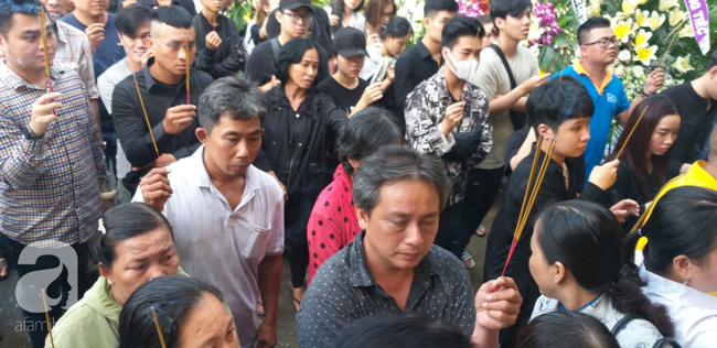 Hàng trăm người đội mưa đưa tiễn các nạn nhân chết trong xe Mercedes dưới kênh ở Tiền Giang về nơi hỏa táng - Ảnh 9.