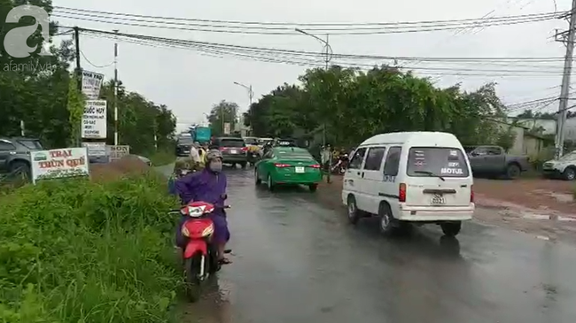 Hàng trăm người đội mưa đưa tiễn các nạn nhân chết trong xe Mercedes dưới kênh ở Tiền Giang về nơi hỏa táng - Ảnh 11.