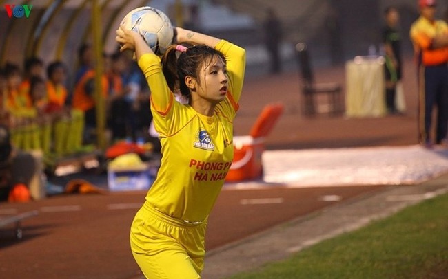 Cư dân mạng phát sốt với nữ cầu thủ hot girl của đội tuyển U19 Việt Nam, đã xinh lại còn đá bóng giỏi - Ảnh 6.