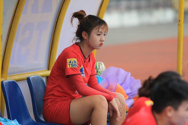 Cư dân mạng phát sốt với nữ cầu thủ hot girl của đội tuyển U19 Việt Nam, đã xinh lại còn đá bóng giỏi - Ảnh 2.