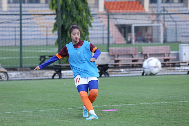 Cư dân mạng phát sốt với nữ cầu thủ hot girl của đội tuyển U19 Việt Nam, đã xinh lại còn đá bóng giỏi - Ảnh 4.