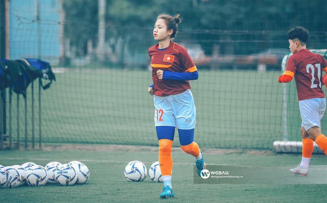 Cư dân mạng phát sốt với nữ cầu thủ hot girl của đội tuyển U19 Việt Nam, đã xinh lại còn đá bóng giỏi - Ảnh 3.