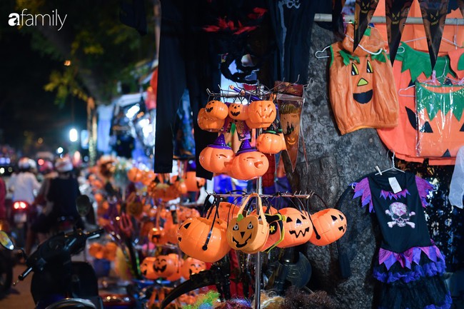 Qua Trung thu lại tới Halloween nhanh như chớp mắt, khu phố cổ Hà Nội lại nhộn nhịp vũ hội hóa trang sớm - Ảnh 2.