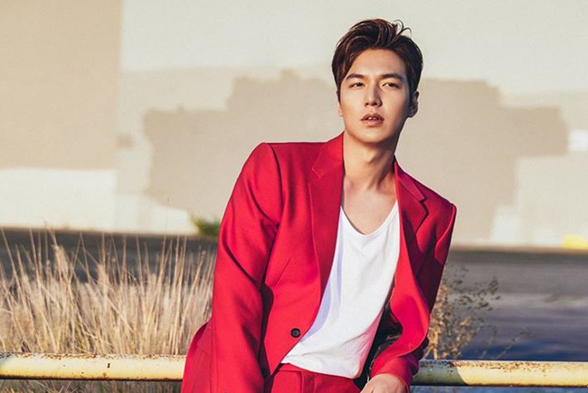 Lộ tạo hình siêu điển trai của Lee Min Ho cưỡi bạch mã giữa rừng lá vàng trong phim mới được viết bởi biên kịch Hậu duệ mặt trời  - Ảnh 1.