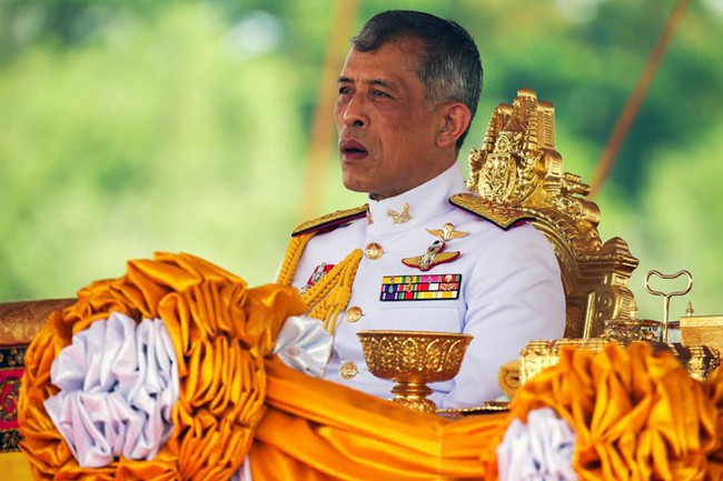 Sau 1 tuần phế truất Hoàng quý phi, Quốc vương Thái Lan sa thải thêm 4 cận thần vì tội ngoại tình và hành vi &quot;cực xấu xa&quot; - Ảnh 1.