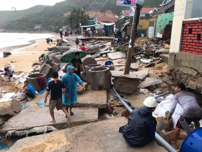 Ảnh hưởng bão số 5: Hàng ngàn nhà dân bị tốc mái, cây xanh ngã đổ nằm la liệt, ít nhất 2 người bị thương - Ảnh 10.