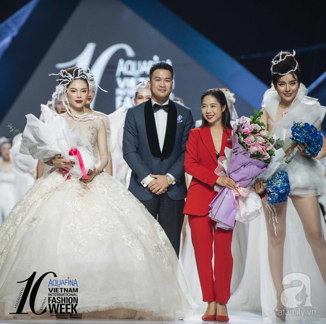 Linh Rin diện váy cưới - Phillip Nguyễn như chú rể, siêu lãng mạn khi lên sân khấu tặng hoa cho bạn gái - Ảnh 4.
