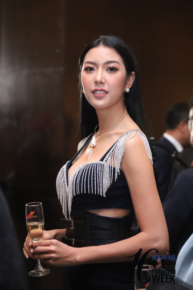 Hoa hậu H'Hen Niê và Á hậu Thúy Vân: Nàng lộng lẫy, nàng sexy gợi cảm đọ sắc trong đêm tiệc trước thềm khai mạc AVIFW 2019 - Ảnh 2.