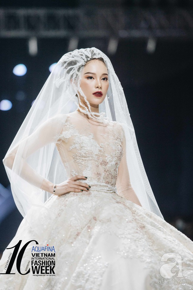 Linh Rin diện váy cưới - Phillip Nguyễn như chú rể, siêu lãng mạn khi lên sân khấu tặng hoa cho bạn gái - Ảnh 1.