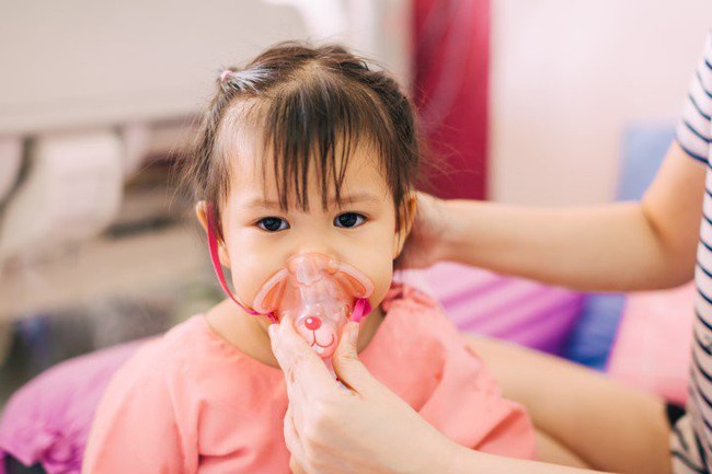 Đừng chủ quan với bệnh viêm phổi khi thời tiết chuyển lạnh, cha mẹ cần làm những điều này để phòng bệnh cho con - Ảnh 1.