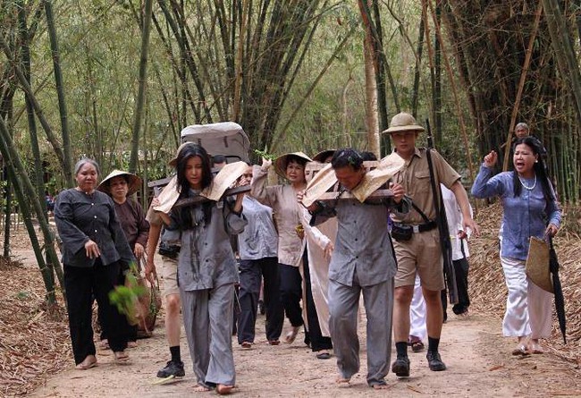 &quot;Tiếng sét trong mưa&quot;: Lộ cảnh Hai Sáng - Cao Thái Hà đi tù, đeo gông bẩn thỉu còn bị ném trứng thối vào mặt - Ảnh 1.