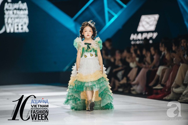 Ấm lòng hình ảnh H'Hen Niê bế mẫu nhí mắc bệnh ung thư trên sàn catwalk, mẹ em bé không kìm được nước mắt khi thấy con tỏa sáng  - Ảnh 4.