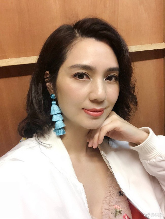 "Mỹ nhân vạn người mê" bị tài tử "Hoa Thiên Cốt" cắm sừng, khiến công chúng hoang mang trước hình ảnh phì phèo thuốc lá - Ảnh 4. "Mỹ nhân vạn người mê" bị tài tử "Hoa Thiên Cốt" cắm sừng, khiến công chúng hoang mang trước hình ảnh phì phèo thuốc lá - Ảnh 4.