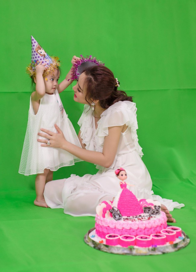 Xúc động với bức tâm thư Vy Oanh dành cho công chúa nhỏ trong ngày sinh nhật 2 tuổi - Ảnh 2.