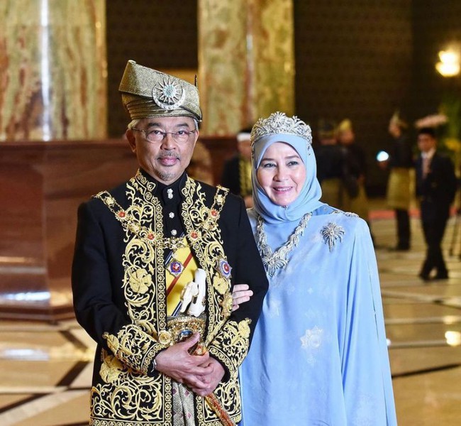Hoàng hậu Malaysia gây sốt cộng đồng mạng với bức ảnh nghìn like về khoảnh khắc Quốc vương định hôn mình - Ảnh 2.
