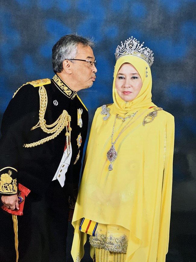 Hoàng hậu Malaysia gây sốt cộng đồng mạng với bức ảnh nghìn like về khoảnh khắc Quốc vương định hôn mình - Ảnh 1.