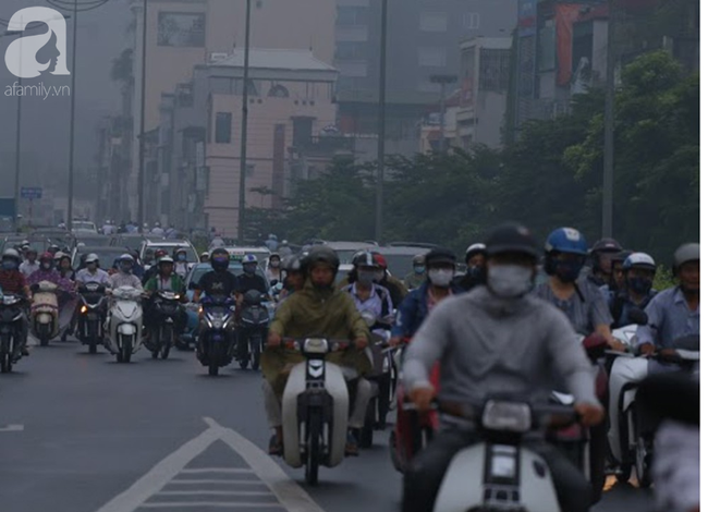 Sương mù bất ngờ bao phủ Hà Nội, nhiều người ngỡ... Tết đang về - Ảnh 3.