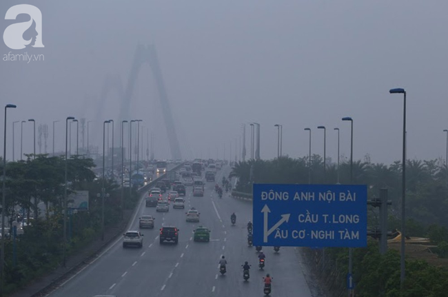 Sương mù bất ngờ bao phủ Hà Nội, nhiều người ngỡ... Tết đang về - Ảnh 7.
