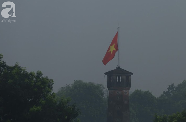 Sương mù bất ngờ bao phủ Hà Nội, nhiều người ngỡ... Tết đang về - Ảnh 11.