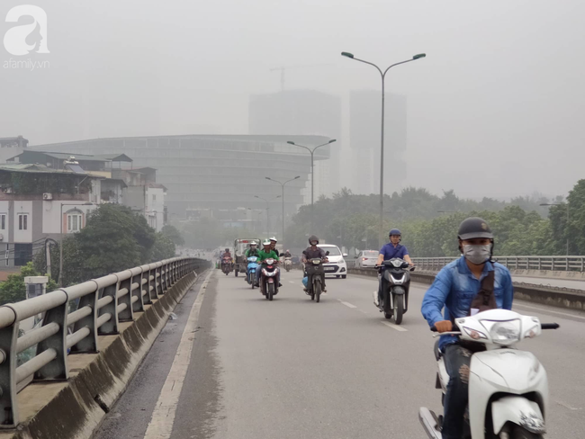 Thời tiết se lạnh, sương mù bất ngờ bao phủ Hà Nội, người dân lo sợ khi chỉ số ô nhiễm lại ở mức báo động tím - Ảnh 13.