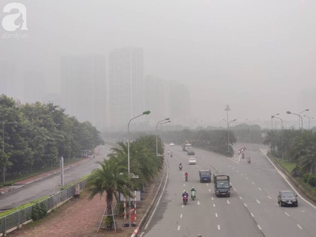 Thời tiết se lạnh, sương mù bất ngờ bao phủ Hà Nội, người dân lo sợ khi chỉ số ô nhiễm lại ở mức báo động tím - Ảnh 14.