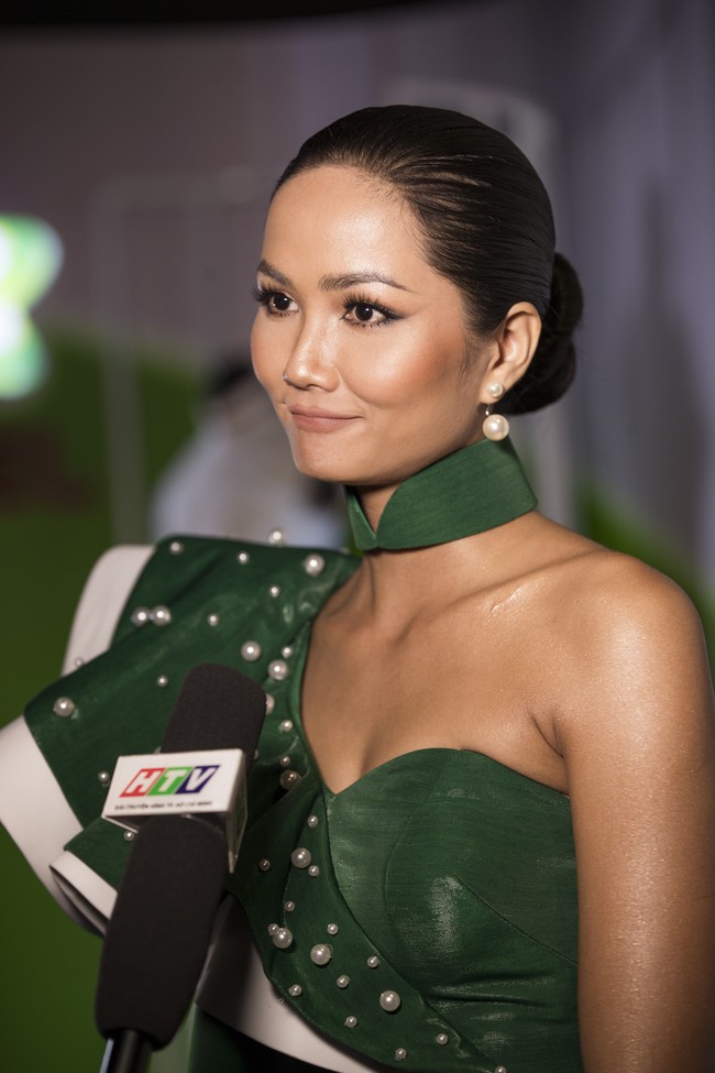 Không tiếp tục đồng hành cùng Hoa hậu Hoàn Vũ Việt Nam 2019, H'Hen Niê rạng rỡ đánh tan tin đồn mang thai - Ảnh 1.