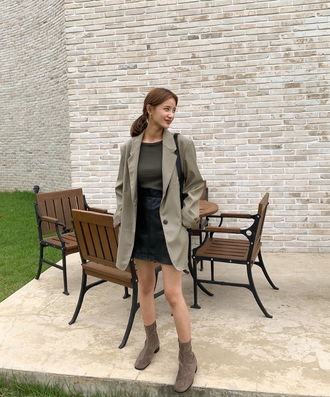 12 ý tưởng diện áo blazer + chân váy mãn nhãn đến nỗi bạn cũng phải xuýt xoa trước diện mạo của chính mình - Ảnh 3.