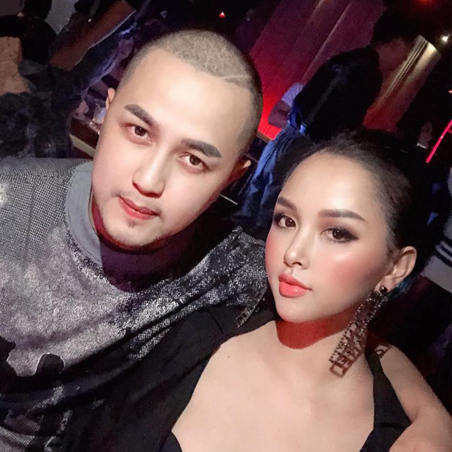 Xứng đáng là "rich parents", vợ chồng Trang Pilla - chị dâu Bảo Thy lại trốn 2 con đi du lịch xa hoa đến bãi biển hồng đẹp nhất nhì thế giới - Ảnh 2. Xứng đáng là "rich parents", vợ chồng Trang Pilla - chị dâu Bảo Thy lại trốn 2 con đi du lịch xa hoa đến bãi biển hồng đẹp nhất nhì thế giới - Ảnh 2.