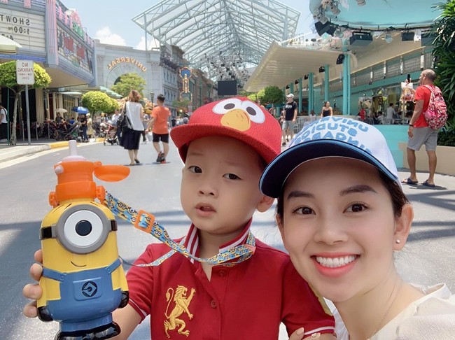 Ly Kute khoe ảnh du hí cùng con trai bên trời Tây, ai nấy phát sốt vì vẻ ngoài chuẩn "soái ca" của Khoai Tây - Ảnh 6. Ly Kute khoe ảnh du hí cùng con trai bên trời Tây, ai nấy phát sốt vì vẻ ngoài chuẩn "soái ca" của Khoai Tây - Ảnh 6.