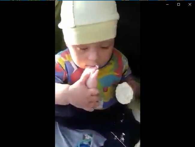 Thưởng thức kem cốc bằng chân, em bé 2 tuổi khiến cư dân mạng phải thốt lên: &quot;Hóa ra tôi đã ăn kem sai cách cả cuộc đời&quot; - Ảnh 2.