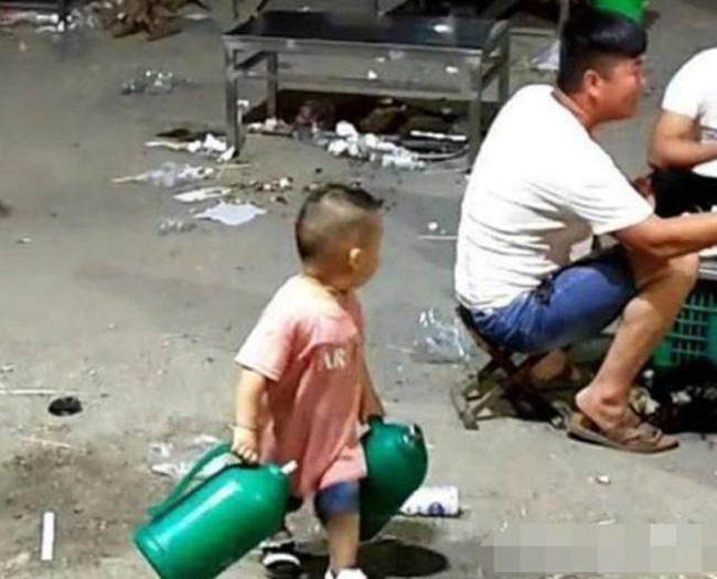 Bé trai 3 tuổi năng nổ giúp cha mẹ bán thịt nướng, khi thấy bé xách 2 thứ này nhiều người đã giật mình - Ảnh 2. Bé trai 3 tuổi năng nổ giúp cha mẹ bán thịt nướng, khi thấy bé xách 2 thứ này nhiều người đã giật mình - Ảnh 2.