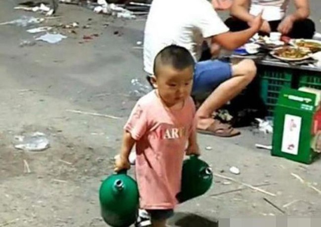 Bé trai 3 tuổi năng nổ giúp cha mẹ bán thịt nướng, khi thấy bé xách 2 thứ này nhiều người đã giật mình - Ảnh 3. Bé trai 3 tuổi năng nổ giúp cha mẹ bán thịt nướng, khi thấy bé xách 2 thứ này nhiều người đã giật mình - Ảnh 3.