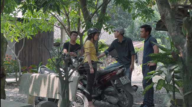 "Bán chồng" tập 23: Bỏ mặc mẹ và vợ, Vui chạy theo đam mê làm kẻ hầu người hạ cho Diệu Ngọc - Ảnh 5. "Bán chồng" tập 23: Bỏ mặc mẹ và vợ, Vui chạy theo đam mê làm kẻ hầu người hạ cho Diệu Ngọc - Ảnh 5.