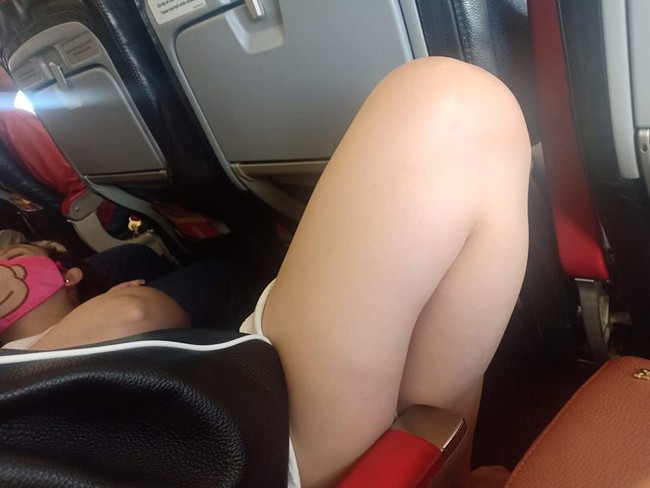 Người phụ nữ nằm dài trên máy bay, gối đầu lên chân người khác mặc kệ bị nhắc nhở gây bức xúc - Ảnh 6.