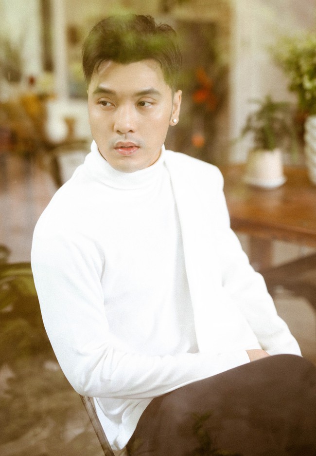 Kim Cương vừa sinh con, Ưng Hoàng Phúc tung ngay MV mới tặng bà xã - Ảnh 2. Kim Cương vừa sinh con, Ưng Hoàng Phúc tung ngay MV mới tặng bà xã - Ảnh 2.