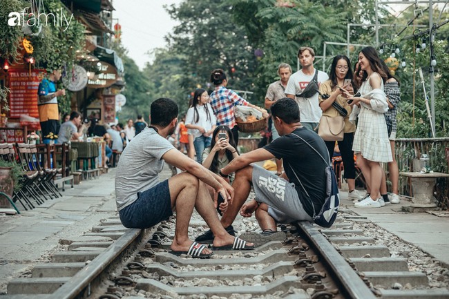 Trải nghiệm phố đường tàu Phùng Hưng: Sự nhếch nhác phía sau đống ảnh long lanh, khi nguy hiểm biến thành &quot;món ăn tinh thần&quot; hấp dẫn - Ảnh 12.