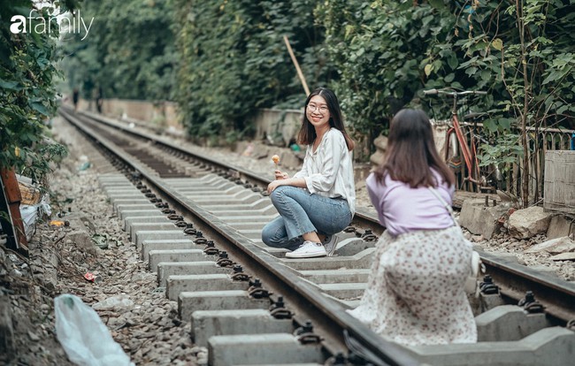 Trải nghiệm phố đường tàu Phùng Hưng: Sự nhếch nhác phía sau đống ảnh long lanh, khi nguy hiểm biến thành &quot;món ăn tinh thần&quot; hấp dẫn - Ảnh 11.