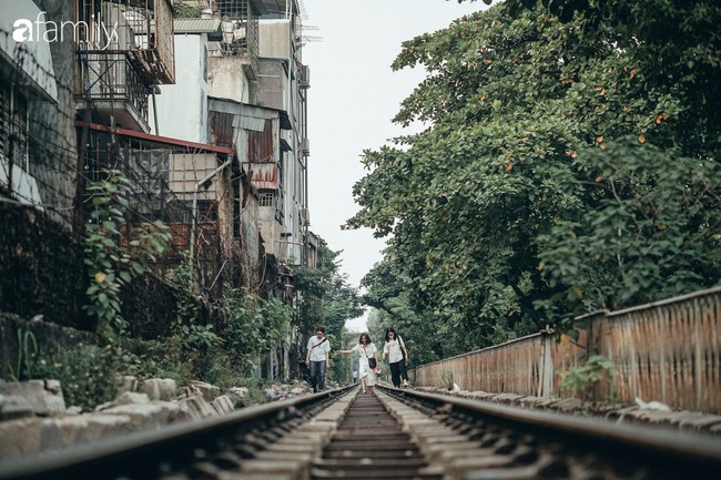 Trải nghiệm phố đường tàu Phùng Hưng: Sự nhếch nhác phía sau đống ảnh long lanh, khi nguy hiểm biến thành &quot;món ăn tinh thần&quot; hấp dẫn - Ảnh 6.