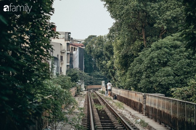 Trải nghiệm phố đường tàu Phùng Hưng: Sự nhếch nhác phía sau đống ảnh long lanh, khi nguy hiểm biến thành &quot;món ăn tinh thần&quot; hấp dẫn - Ảnh 7.