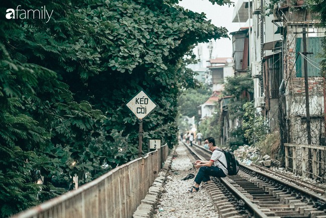 Trải nghiệm phố đường tàu Phùng Hưng: Sự nhếch nhác phía sau đống ảnh long lanh, khi nguy hiểm biến thành &quot;món ăn tinh thần&quot; hấp dẫn - Ảnh 1.