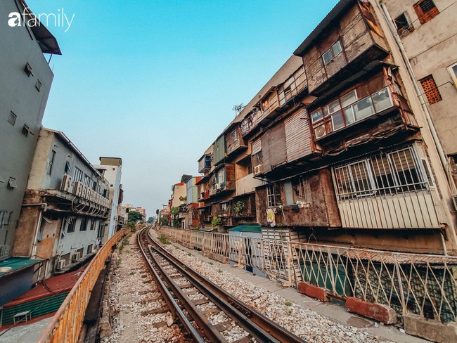 Trải nghiệm phố đường tàu Phùng Hưng: Sự nhếch nhác phía sau đống ảnh long lanh, khi nguy hiểm biến thành &quot;món ăn tinh thần&quot; hấp dẫn - Ảnh 16.