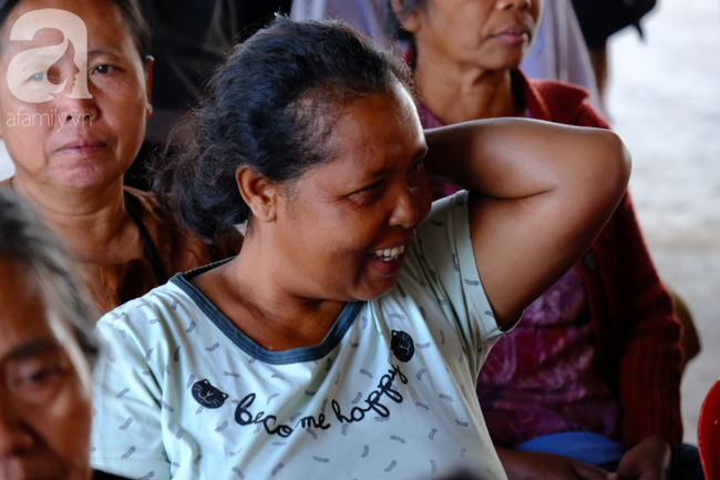 Kỳ lạ phụ nữ ở Lào: Mới ngoài 30 tuổi đã nhìn như bà cụ, ôm đàn con đến chờ bác sĩ Việt cứu giúp - Ảnh 2.