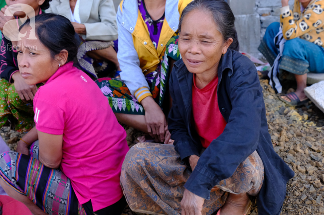 Kỳ lạ phụ nữ ở Lào: Mới ngoài 30 tuổi đã nhìn như bà cụ, ôm đàn con đến chờ bác sĩ Việt cứu giúp - Ảnh 3.