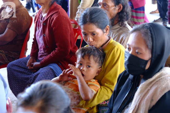 Kỳ lạ phụ nữ ở Lào: Mới ngoài 30 tuổi đã nhìn như bà cụ, ôm đàn con đến chờ bác sĩ Việt cứu giúp - Ảnh 4.