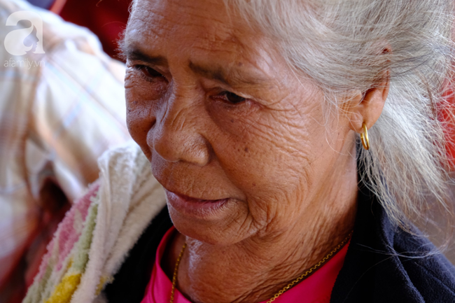 Kỳ lạ phụ nữ ở Lào: Mới ngoài 30 tuổi đã nhìn như bà cụ, ôm đàn con đến chờ bác sĩ Việt cứu giúp - Ảnh 5.
