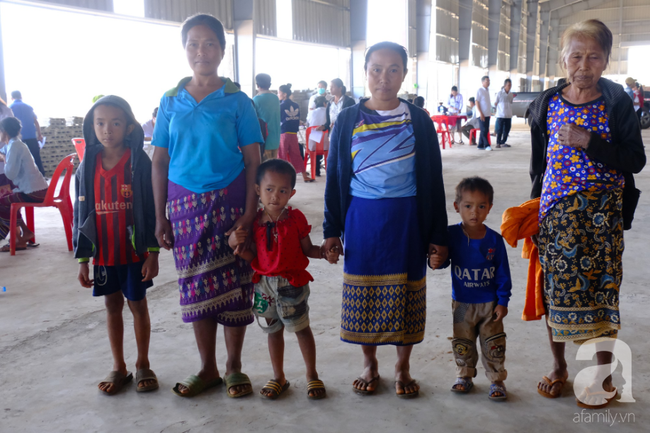 Kỳ lạ phụ nữ ở Lào: Mới ngoài 30 tuổi đã nhìn như bà cụ, ôm đàn con đến chờ bác sĩ Việt cứu giúp - Ảnh 6.