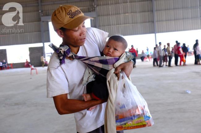 Kỳ lạ phụ nữ ở Lào: Mới ngoài 30 tuổi đã nhìn như bà cụ, ôm đàn con đến chờ bác sĩ Việt cứu giúp - Ảnh 7.