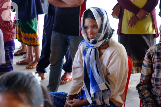 Kỳ lạ phụ nữ ở Lào: Mới ngoài 30 tuổi đã nhìn như bà cụ, ôm đàn con đến chờ bác sĩ Việt cứu giúp - Ảnh 8.
